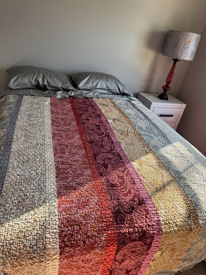 3 bedrooms, WiFi, bed sheets - Come Enjoy B-Town Bungalow near IU and more! 3-bed 2-bath Bloomington Condo! (Bloomington)