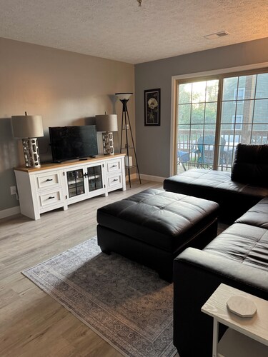 Come Enjoy B-Town Bungalow near IU and more! 3-bed 2-bath Bloomington Condo!