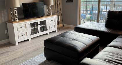 Come Enjoy B-Town Bungalow near IU and more! 3-bed 2-bath Bloomington Condo!