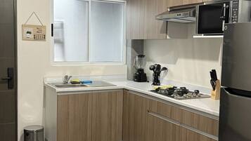 Refrigerador, microondas, placa de cocina, cafetera/tetera