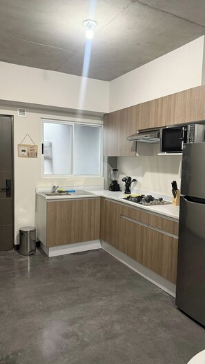 ثلاجة، ميكروويف، موقد طهي مسطح، ماكينة لصنع القهوة/الشاي