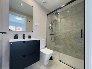 Suihku, hiustenkuivaaja, pyyhkeet