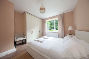 2 bedrooms, iron/ironing board, Internet, bed sheets