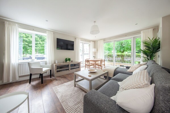 TV - Stunning and modern 2 bedroom apartment in Lucan (Dublin)