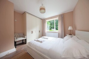 2 bedrooms, iron/ironing board, Internet, bed sheets