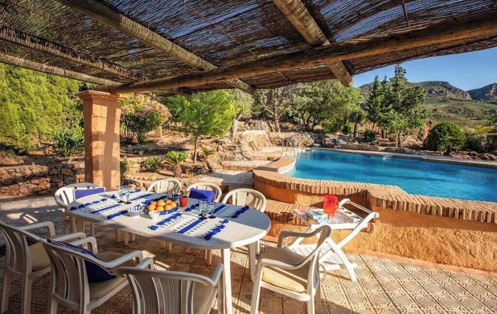 تناول الطعام بالخارج