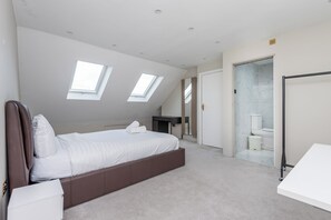 4 bedrooms, desk, iron/ironing board, Internet