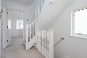 Interior - Spacious 4BR Home • Garden & Office Space (Greater London)