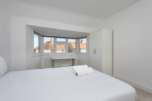 4 bedrooms, desk, iron/ironing board, Internet