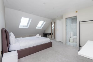 4 slaapkamers, een bureau, een strijkplank/strijkijzer, internet