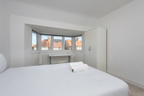 4 dormitoris, escriptori, planxa i posts de planxar i Internet 