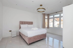 4 bedrooms, desk, iron/ironing board, Internet