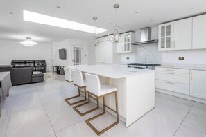 Interior - Spacious 4BR Home • Garden & Office Space (Greater London)