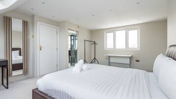 4 bedrooms, desk, iron/ironing board, Internet