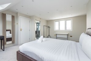 4 habitaciones, escritorio y tabla de planchar con plancha 