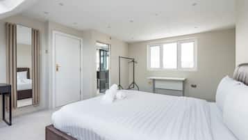 4 bedrooms, desk, iron/ironing board, Internet