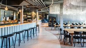 A modern bar area with stools, a counter, and hanging lights. - Wifi, 150m from ski lifts, terrace, balcony, tv, ski locker, 70-73m², Thyon (Hérémence)