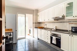 Jääkaappi, mikroaaltouuni, uuni, astianpesukone