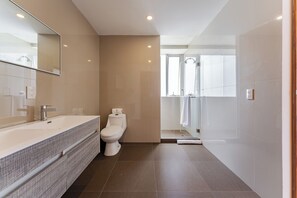 Haartrockner, Handtücher, Seife, Toilettenpapier