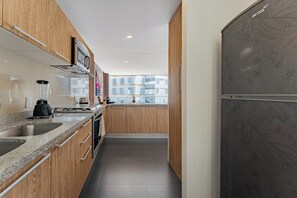 Réfrigérateur, micro-ondes, plaque de cuisson, cafetière/bouilloire
