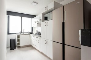 Kühlschrank, Mikrowelle, Herdplatte, Wasserkocher mit Kaffee-/Teezubehör