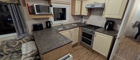 Køleskab, mikrobølgeovn, ovn, kogeplade