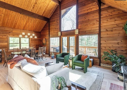 Charming 3-bedroom cabin with WiFi, AC in lovely Litchfield