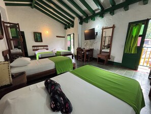 Family Room | Desk, laptop workspace, free WiFi