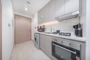 Kühlschrank, Mikrowelle, Ofen, Herdplatte