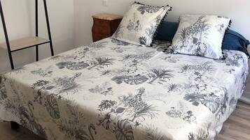 1 slaapkamer, een strijkplank/strijkijzer, wifi, beddengoed