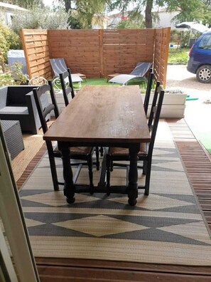 Outdoor dining