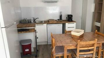 Een microgolfoven, een oven, een kookplaat, een vaatwasser