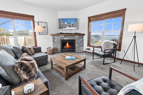 Smart TV, fireplace