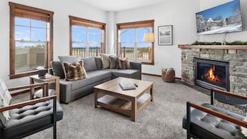 Smart TV, fireplace