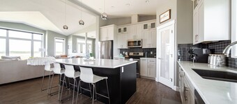 Luxury Farmhouse Retreat|Sleep 16|Hot Tub|Patio|AC