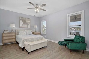 5 chambres, bureau, fer et planche à repasser, lit parapluie