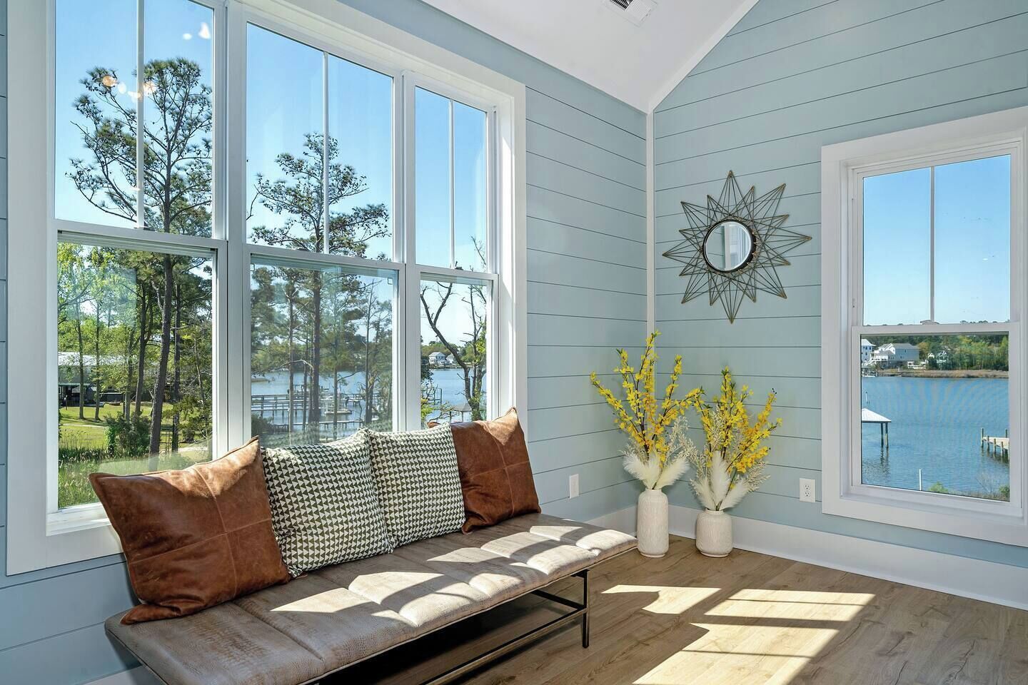 Een smart-tv en een open haard