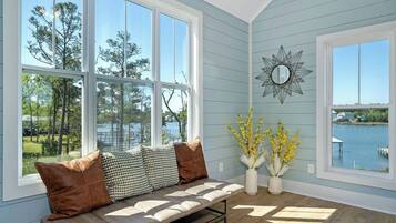 Een smart-tv en een open haard