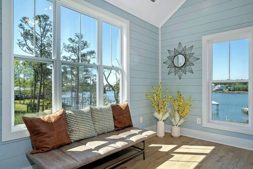 Paradise Waterfront Retreat – 5 BD, Elevator, Dock + Decks, Boat Access