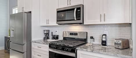 Réfrigérateur, four à micro-ondes, un four, surface de cuisson