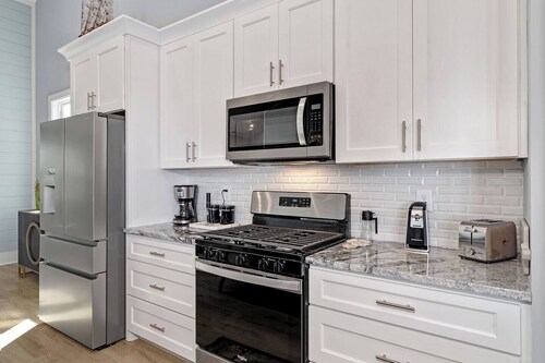 Paradise Waterfront Retreat – 5 BD | Elevator | Dock + Decks, Boat Access