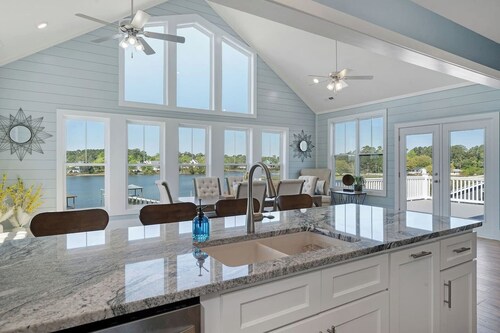 Paradise Waterfront Retreat – 5 BD, Elevator, Dock + Decks, Boat Access