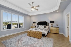 5 間睡房、書桌、熨斗/熨衫板、可攜式嬰兒床