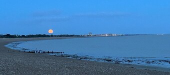 Sea Urchins Bungalow on Pagham Beachfront sleeps up to 8, Pet Friendly