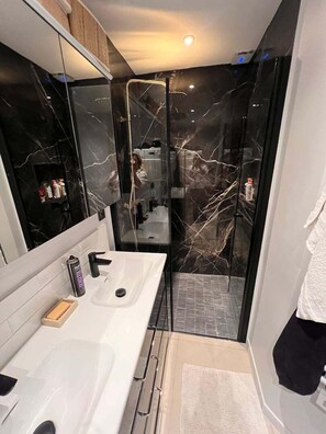 Een douche, handdoeken