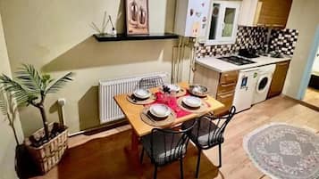 Basic Studio Suite | Living area | Flat-screen TV