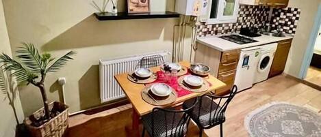 Basic Studio Suite | Living area | Flat-screen TV