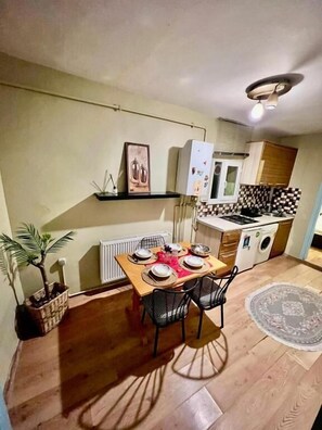 Basic-Studiosuite | Wohnbereich | Flachbildfernseher