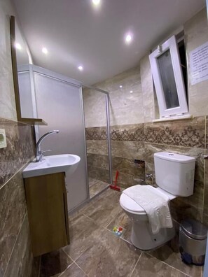 Basic-Studiosuite | Badezimmer | Dusche, Regendusche, Haartrockner, Hausschuhe