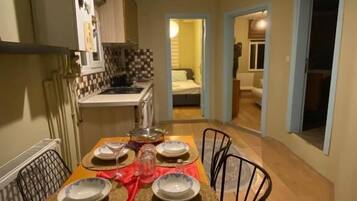 Basic Studio Suite | Living area | Flat-screen TV